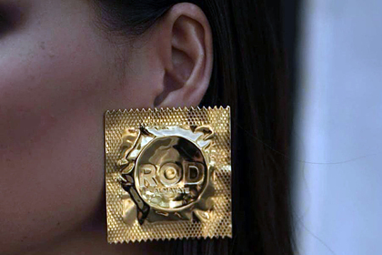 Российский магазин начал продавать серьги-презервативы и озадачил покупателей