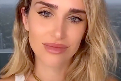 Женщина публично отказалась носить бюстгальтер и столкнулась с травлей в сети