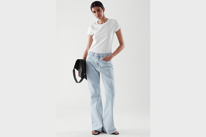 Журналисты назвали вернувшуюся в моду в 2021 году модель джинсов