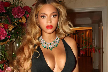 Наряды с глубоким декольте стали трендом у знаменитостей