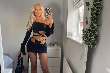 Платье с иллюзией торчащих стрингов вызвало споры в сети