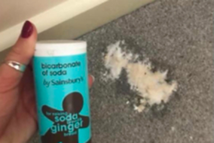 Женщина показала способ вывести пятно с ковра с помощью подручных средств