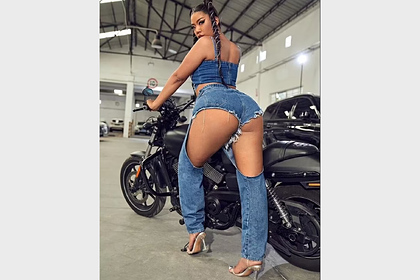 Женщины полюбили частично оголяющие бедра джинсы популярного бренда