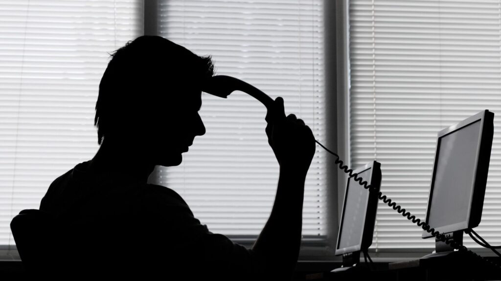 В РПЦ призвали звонить на церковную горячую линию, если нужна помощь