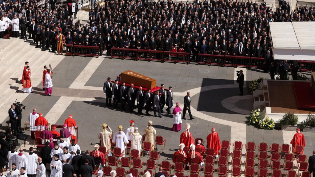 В Ватикане началась церемония похорон Франциска