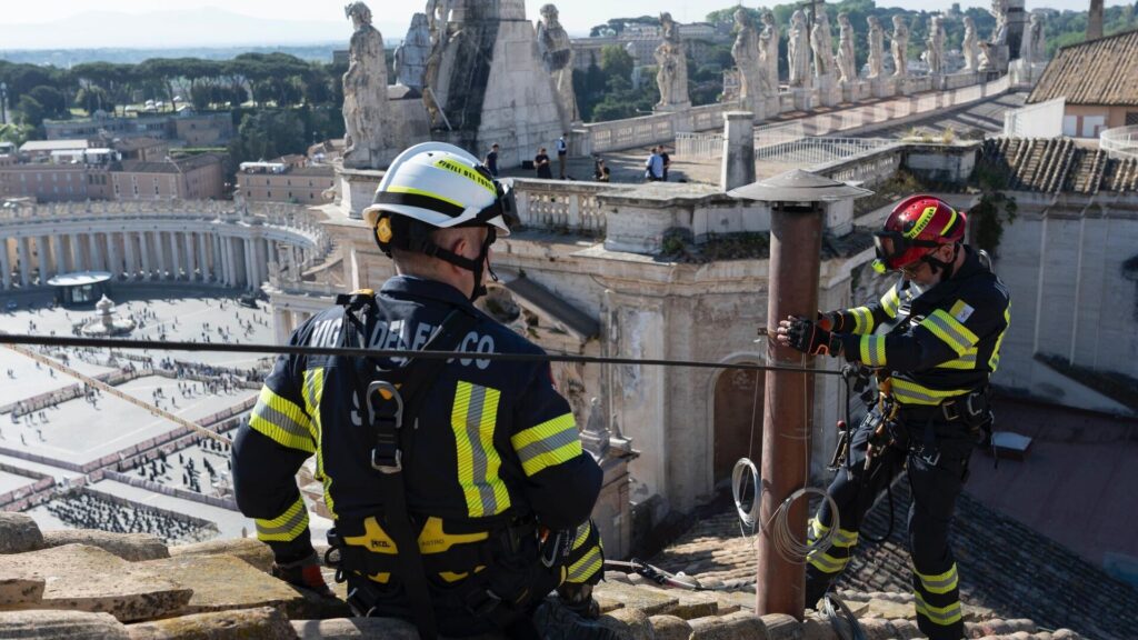 Над Сикстинской капеллой в Ватикане установили трубу в преддверии конклава