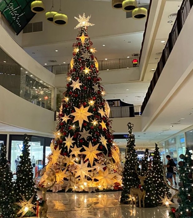 Искусственные уличные елки: красота, долговечность и экономия